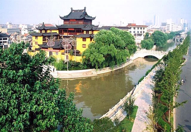 Bên cạnh đó, Thường Châu còn nhiều điểm tham quan hấp dẫn khác như Town of Yancheng - nơi lưu giữ di tích của thị trấn cổ được coi như một dấu ấn của lịch sử Trung Quốc có từ ba ngàn năm trước; Công viên Dong Po với cảnh quan xanh mát tuyệt vời hay Công viên Khủng long - nơi du khách có thể tìm hiểu thêm về những sinh vật cổ xưa to lớn... (Ảnh: Diplomaticourier)