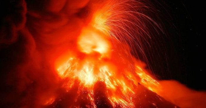 Nham thạch núi lửa Philippines chảy lan gần 3km gây nguy hiểm. Ảnh: Fox News