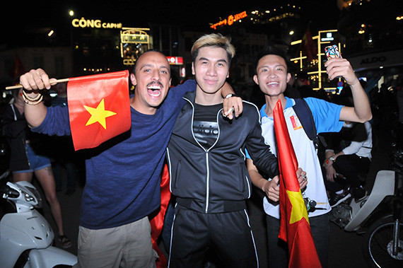 Anh Manuel Perz, khách du lịch người Ý bày tỏ tình yêu bóng đá với các bạn trẻ Việt Nam theo một cách vui nhộn và thân thiện.
