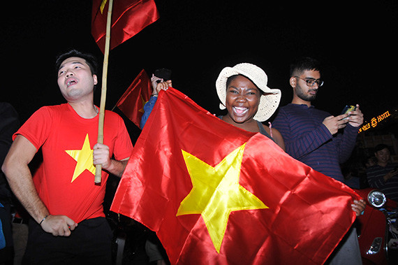 Không chỉ người dân Thủ đô, nhiều vị khách nước ngoài cũng hòa cùng dòng người chia sẻ niềm vui, cổ vũ tưng bừng cho đội tuyển U23 Việt Nam.