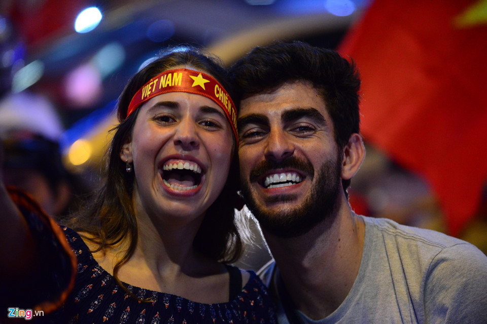 Cặp đôi người nước ngoài du lịch tại Sài Gòn vui mừng với chiến thắng của U23.