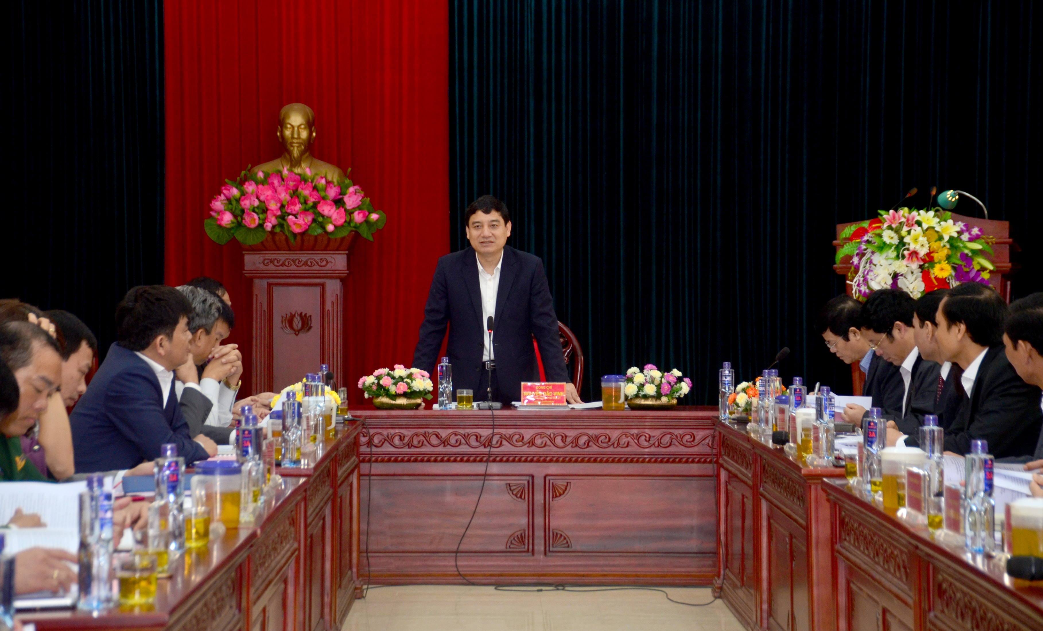 Bí thư Tỉnh ủy Nguyễn Đắc Vinh phát biểu tại cuộc làm việc. Ảnh: Thành Duy
