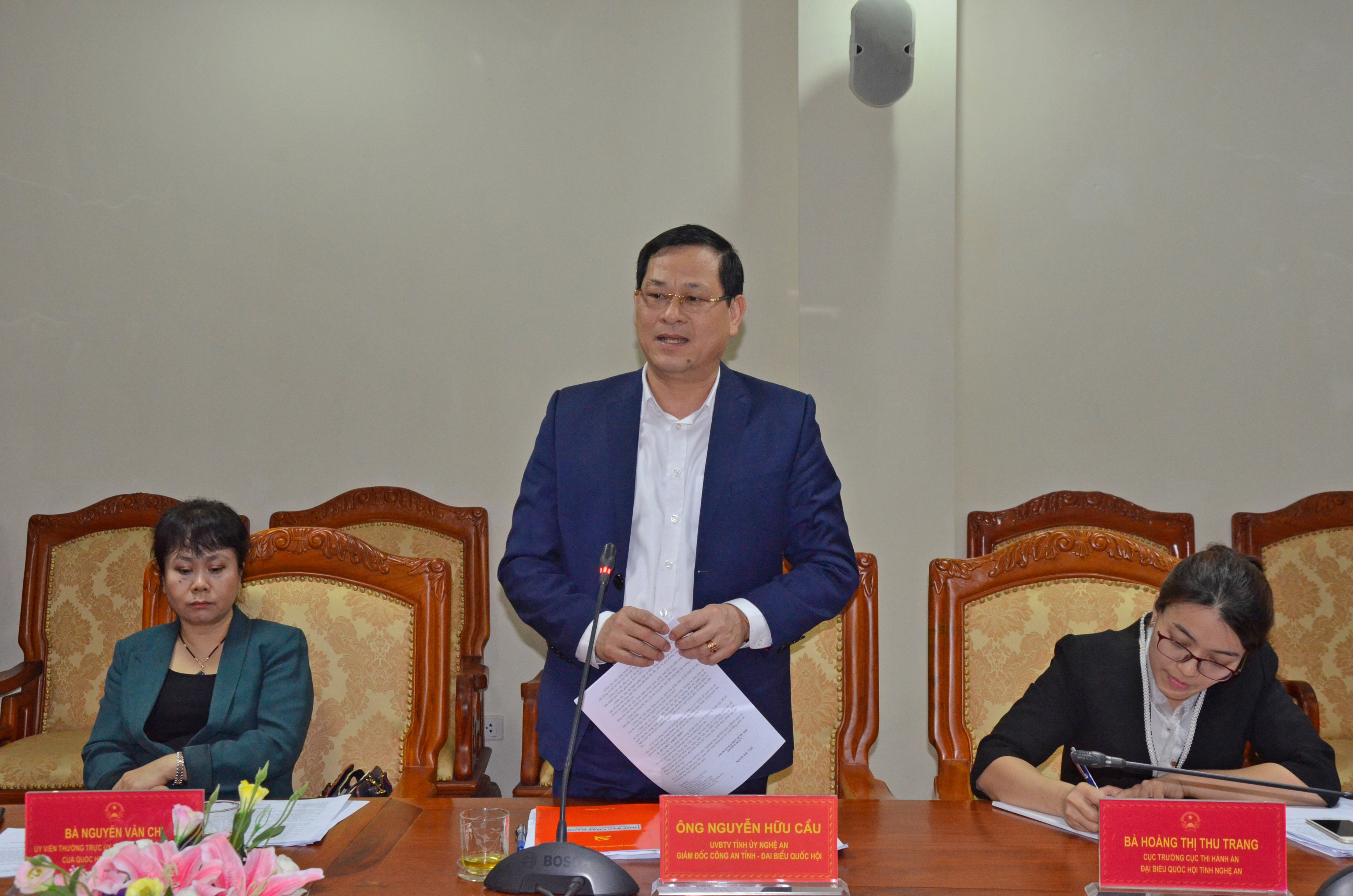 Đại tá Nguyễn Hữu Cầu- Giám đốc Công an tỉnh tham gia góp ý báo cáo hoạt động của Đoàn ĐBQH tỉnh. Ảnh Thanh Lê
