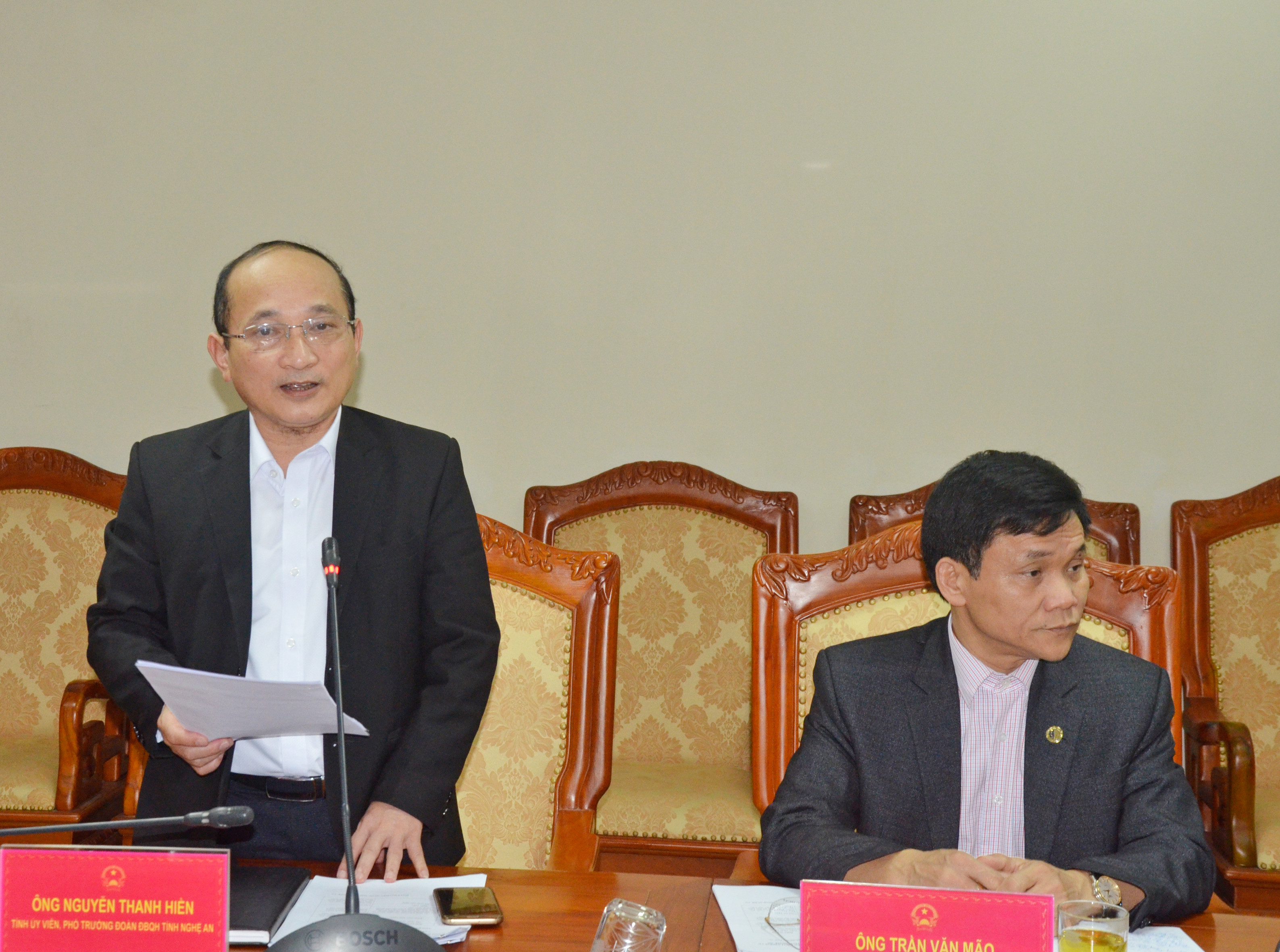 Ông Nguyễn Thanh Hiền- Phó Trưởng Đàon ĐBQH tỉnh báo cáo kết quả hoạt động của Đoàn năm 2017. Ảnh Thanh Lê