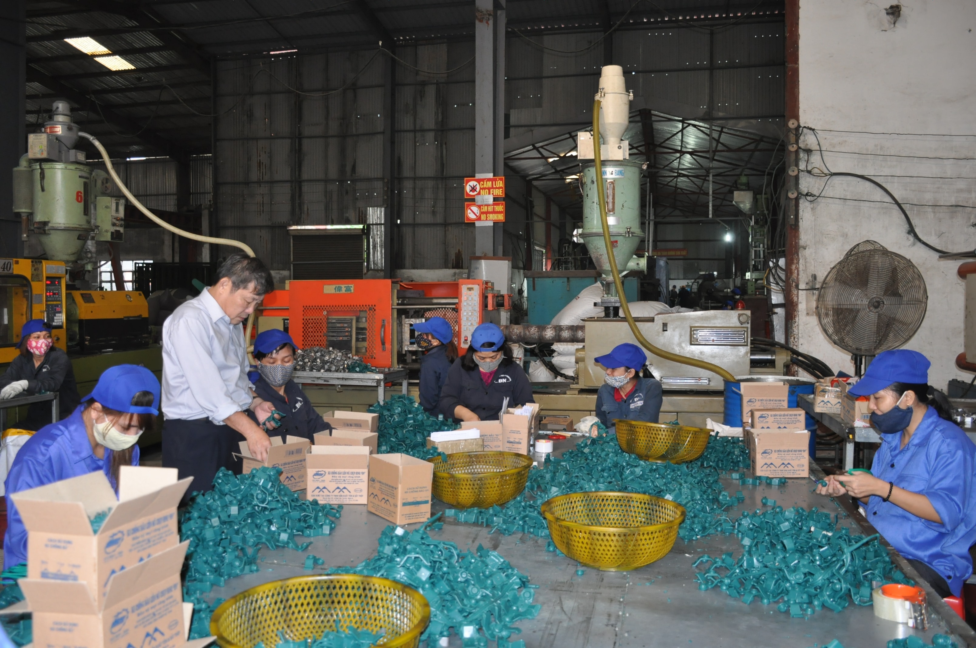 Sản xuất tại Công ty TNHH tôn thép Định Nhàn. Ảnh: Thu Huyền