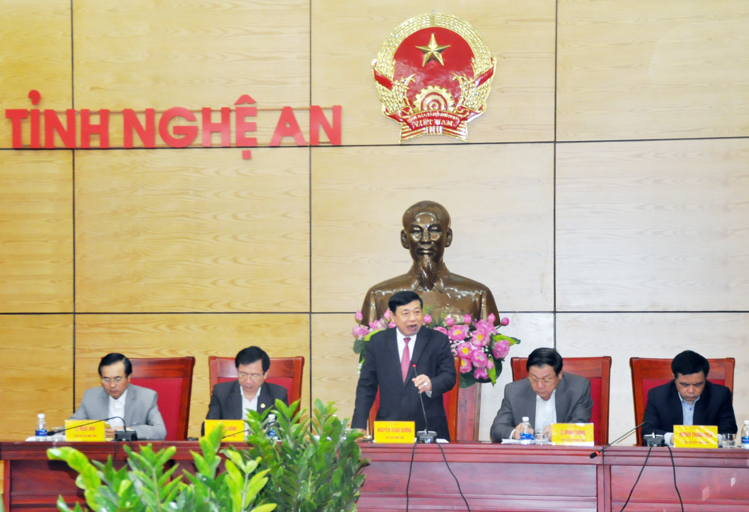 Đồng chí Nguyễn Xuân Đường - Phó bí thư Tỉnh ủy, Chủ tịch UBND tỉnh chủ trì phiên họp. Ảnh: Thu Huyền