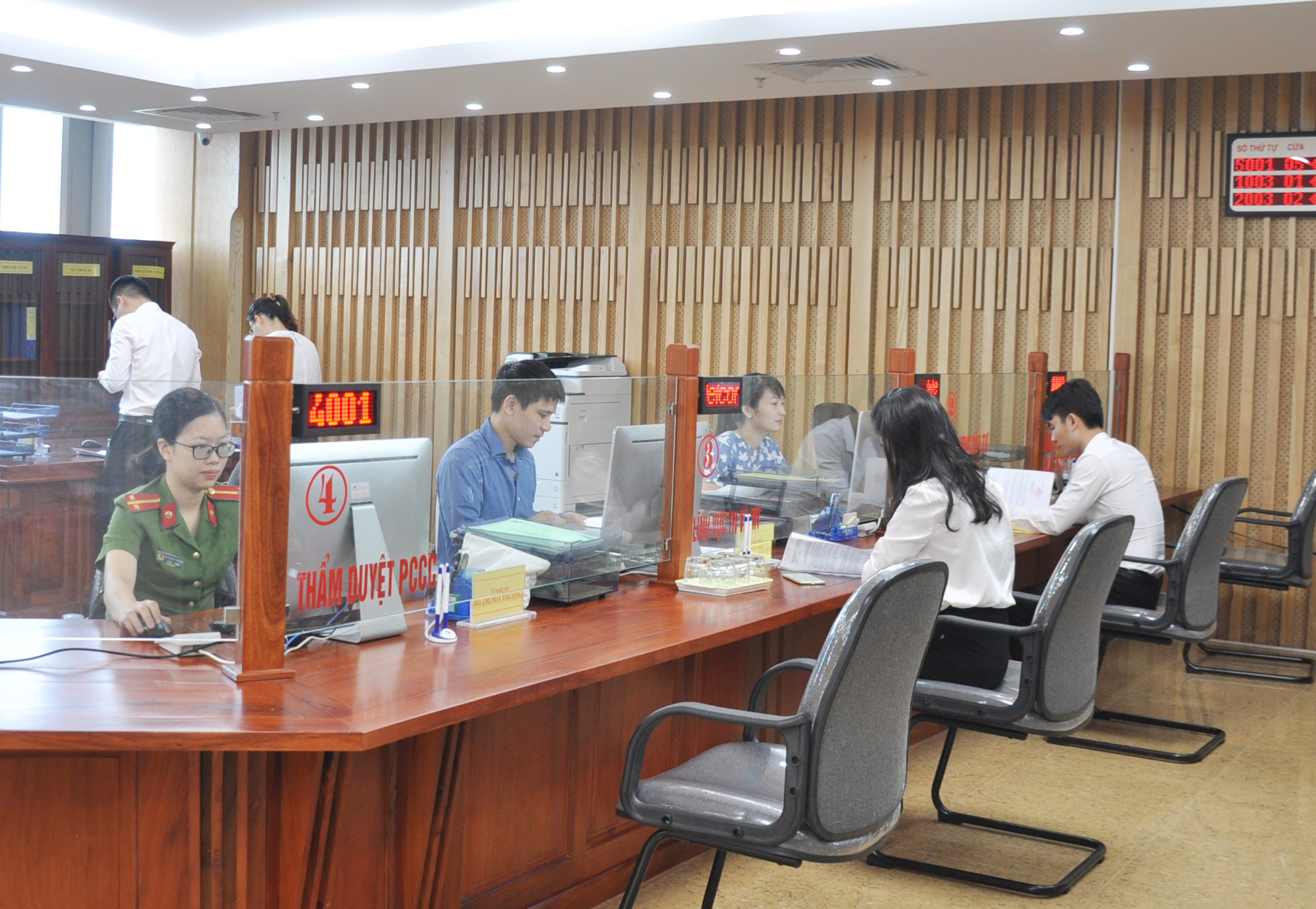 Giao dịch tại bộ phận một cửa, Trung tâm Xúc tiến và hỗ trợ đầu tư tỉnh Nghệ An. Ảnh: Thu Huyền