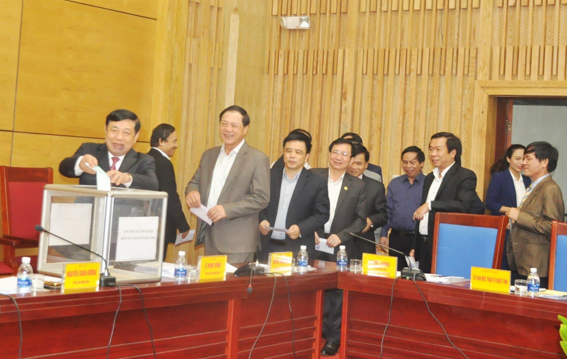 Chủ tịch UBND tỉnh Nguyễn Xuân Đường cùng các đại biểu tham gia ủng hộ Tết vì người nghèo 2018. Ảnh: Việt Phương