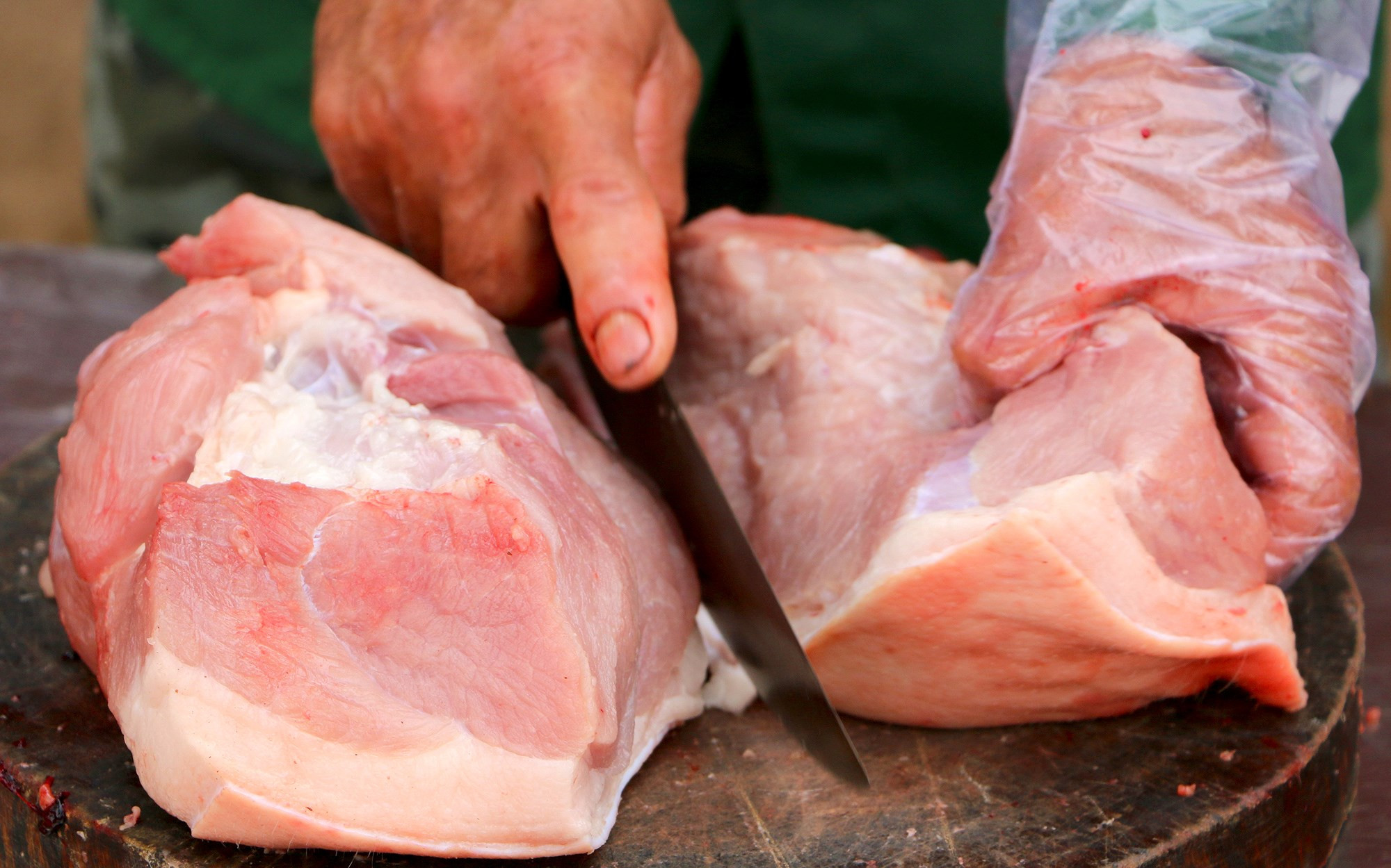 Sản phẩm thịt lợn sạch an toàn sinh học do cơ sở Hạnh Vân cung cấp có chất lượng hơn hẳn so với thịt lợn nạc nuôi bằng thức ăn công nghiệp. Ảnh: Hà Phương