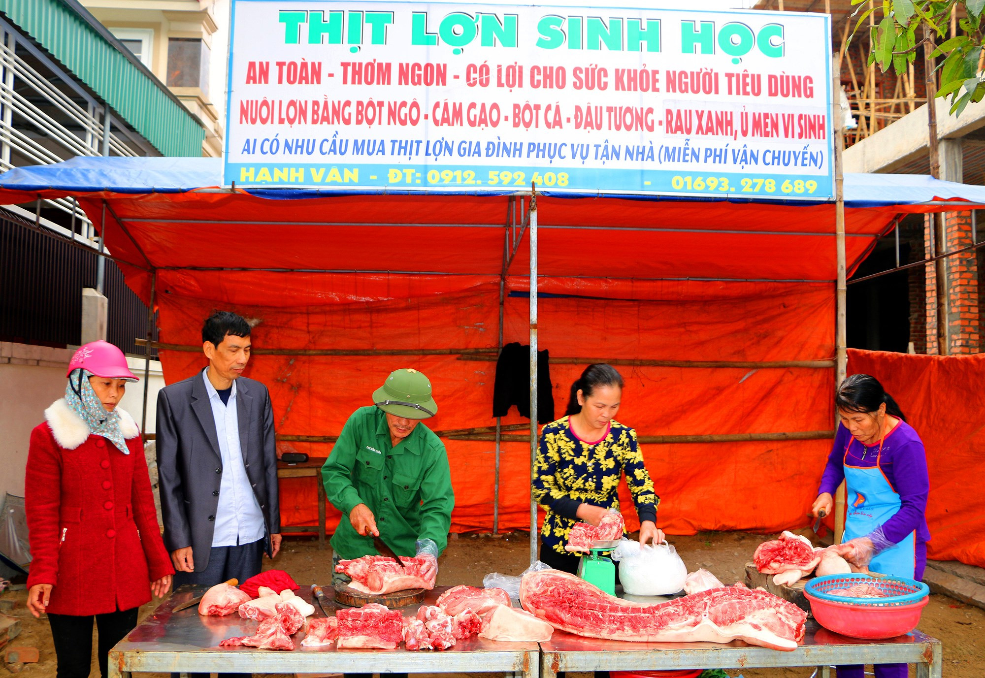 Quầy giới thiệu và bán sản phẩm thịt lợn sạch của gia đình ông Phùng Đức Hạnh mang tên Hạnh Vân ngay trước Cổng phụ chợ Cửa Lò. Ảnh: Hà Phương