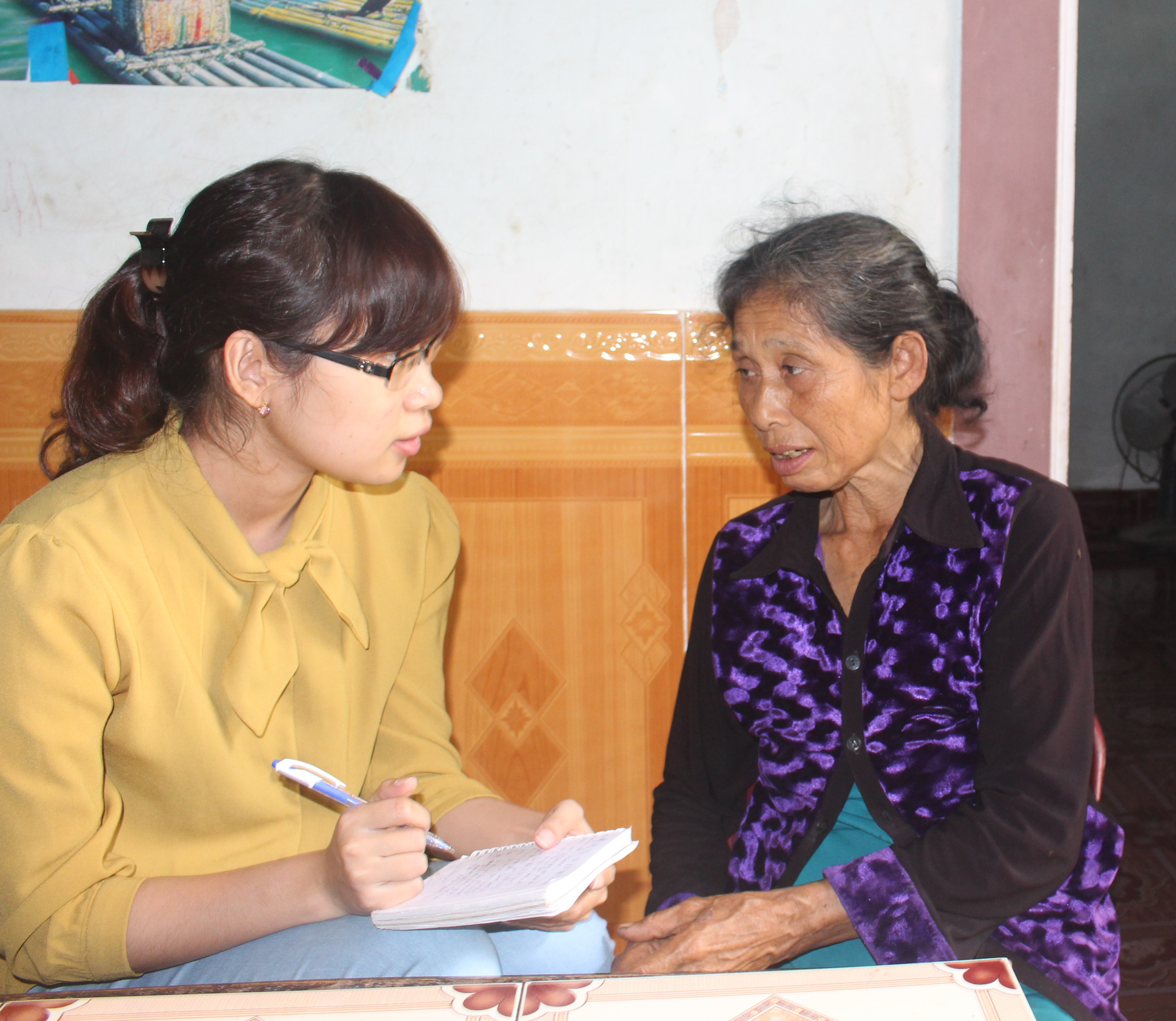 Bà Phan Thị Hiền trao đổi với phóng viên Báo Nghệ An về hoàn cảnh của cháu ngoại Nguyễn Hoàng Huy Mạnh.