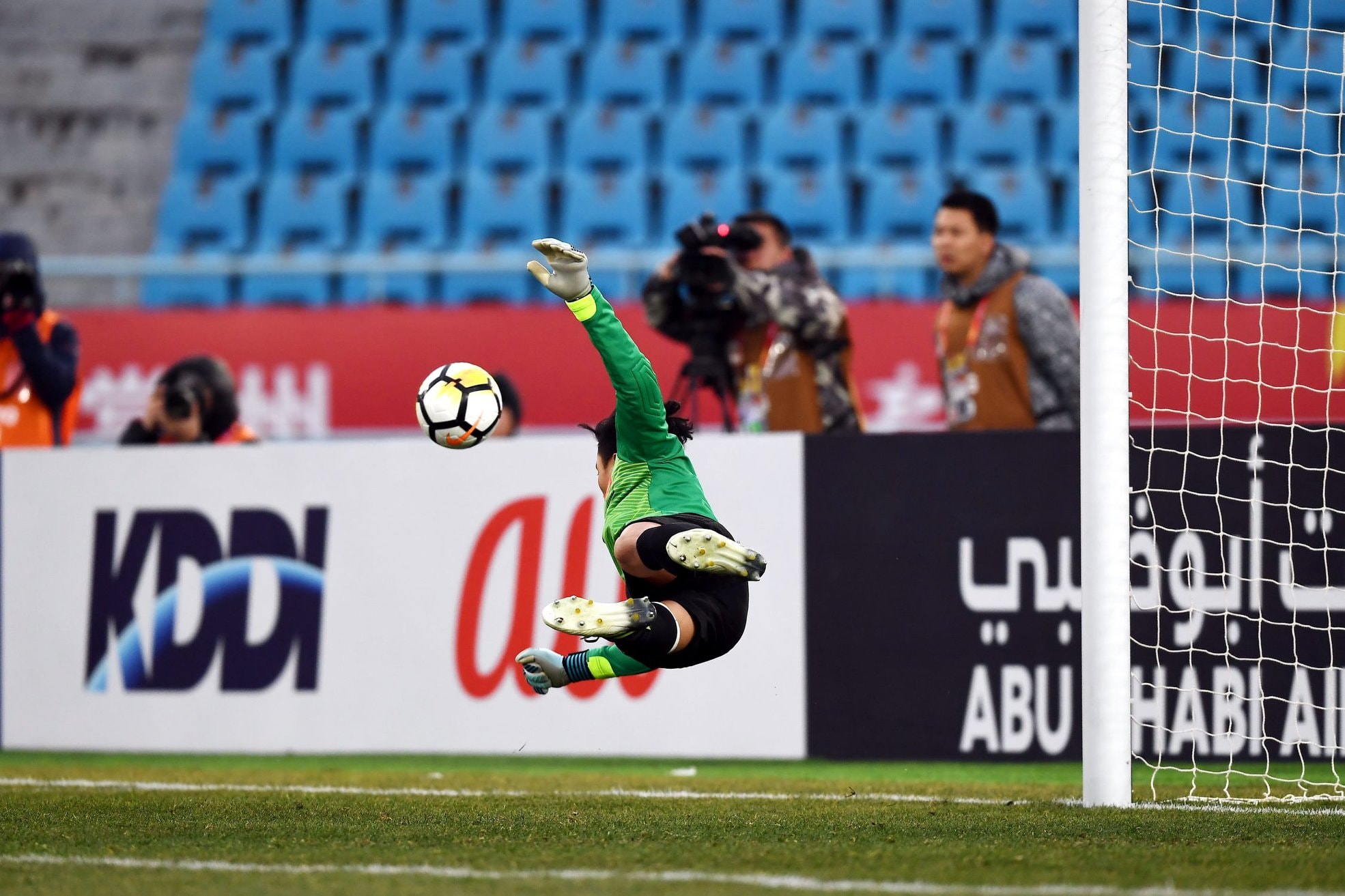 Hòa trong 2 hiệp phụ, hai đội bước vào loạt sút penalty đầy cân não và người hùng của U23 Việt Nam là Bùi Tiến Dũng tiếp tục để lại dấu ấn với những pha đổ người chính xác.