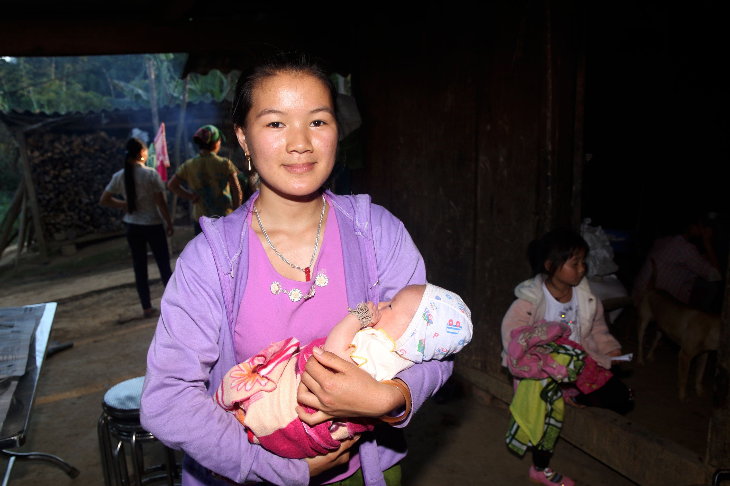 Khi có cháu ngoại đầu lòng, tùy theo điều kiện gia đình, ông bà ngoại cháu bé sẽ phải đón cháu về để làm lễ cầu may cho đứa trẻ nhằm cầu mong cho cháu hay ăn chóng lớn, khỏe mạnh và tài giỏi. Ảnh: Đào Thọ