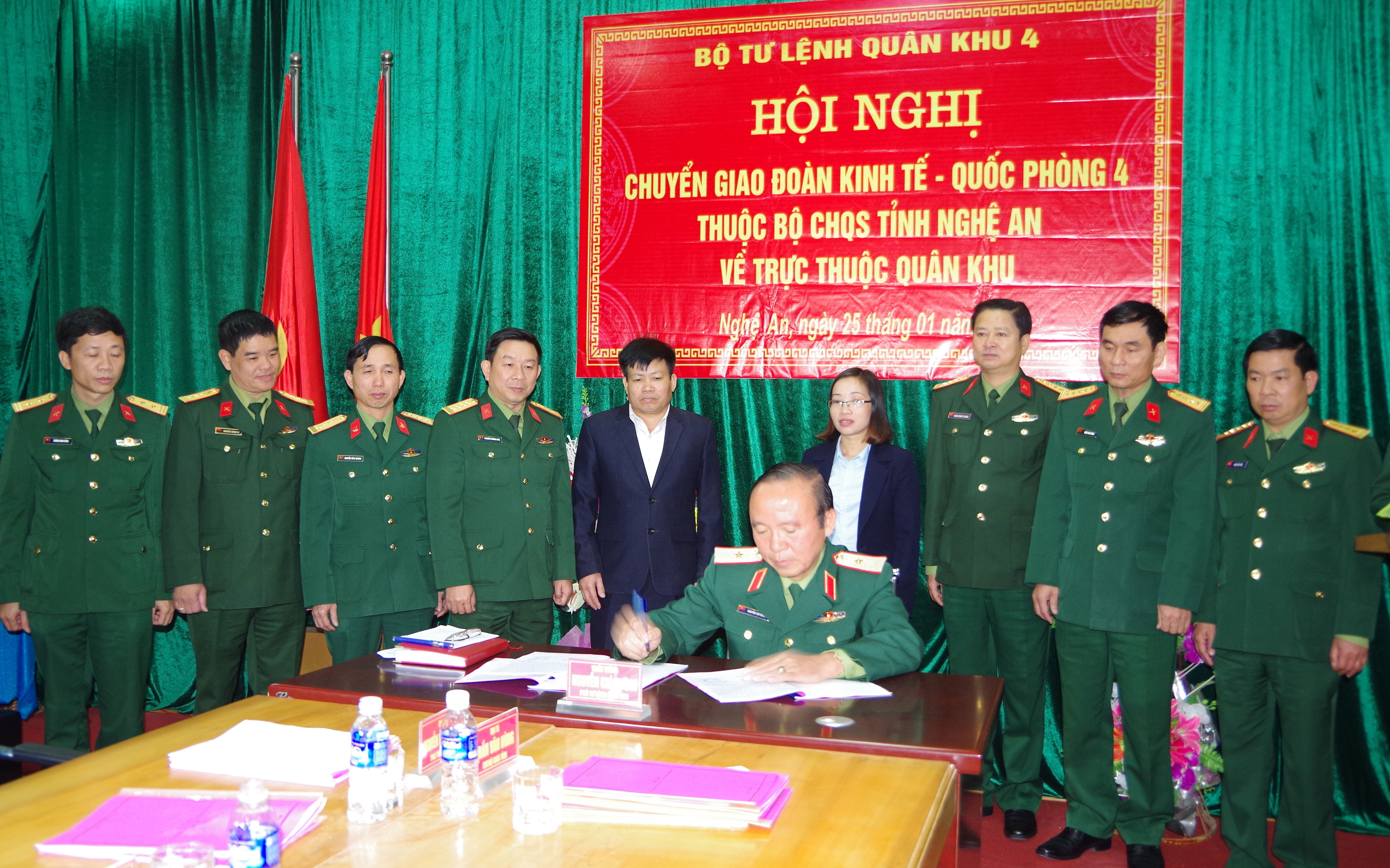 Thiếu tướng Nguyễn Chí Hướng - Phó Tư lệnh Quân khu 4 ký chấp nhận biên bản bàn giao tại hội nghị. Ảnh: Trọng Kiên