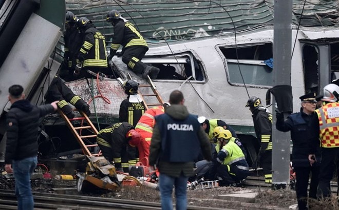 Lực lượng cứu hộ tìm kiếm nạn nhân tại hiện trường vụ tai nạn. Nguồn: Reuters/TTXVN