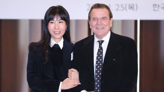 Cặp đôi lệch tuổi Gerhard Schroeder và Kim So Yeon trong cuộc họp báo tại Seoul. Ảnh: AFP