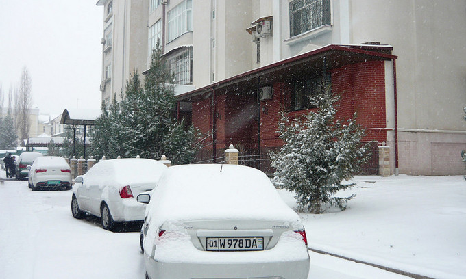 Tuyết phủ trắng xe ôtô ở thủ đô Uzbekistan vào mùa đông. Ảnh: Flickr.