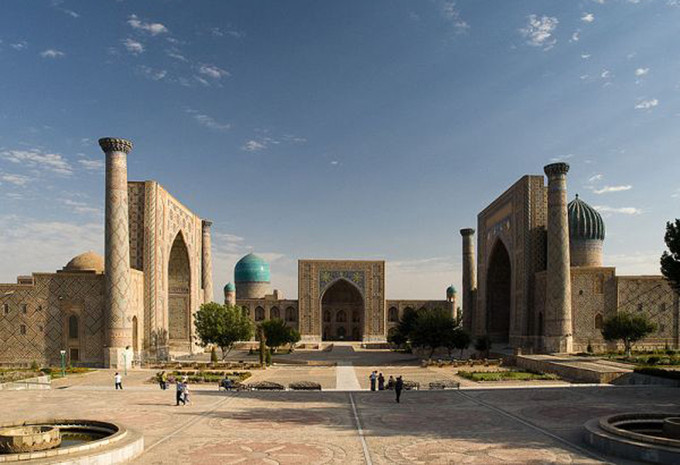 Vị trí địa lý tạo ra sự chênh lệch nhiệt độ lớn ở Uzbekistan. Tháng 7 là tháng nóng nhất năm của thủ đô với nhiệt độ trung bình là 26 độ C. Trong ảnh, quảng trường Registan ở thành phố Samarkand. Ảnh: Globaltableadventure.