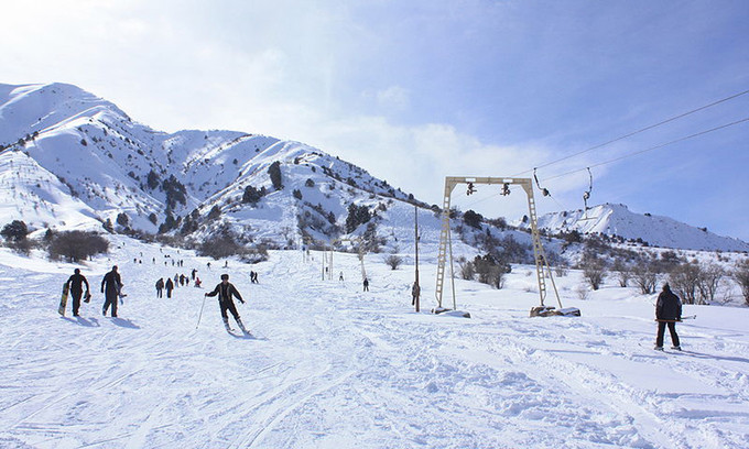 Tháng 1 là tháng lạnh nhất năm với nhiệt độ trung bình ở thủ đô Tashkent vào khoảng -2 độ C. Trong ảnh, người dân Uzbekistan đi trượt tuyết tại khu resort Chimgan. Ảnh: Wikipedia.   00:09 | 00:45    