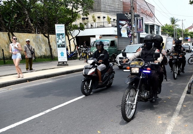 Cảnh sát đặc nhiệm Indonesia tuần tra tại Kuta gần Denpasar trên đảo Bali. Nguồn: AFP/TTXVN