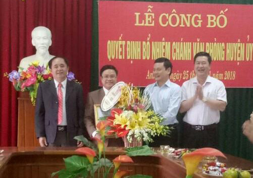 Lãnh đạo huyện Anh Sơn trao Quyết định và tặng hoa chúc mừng đồng chí  Hoàng Đình Mỹ
