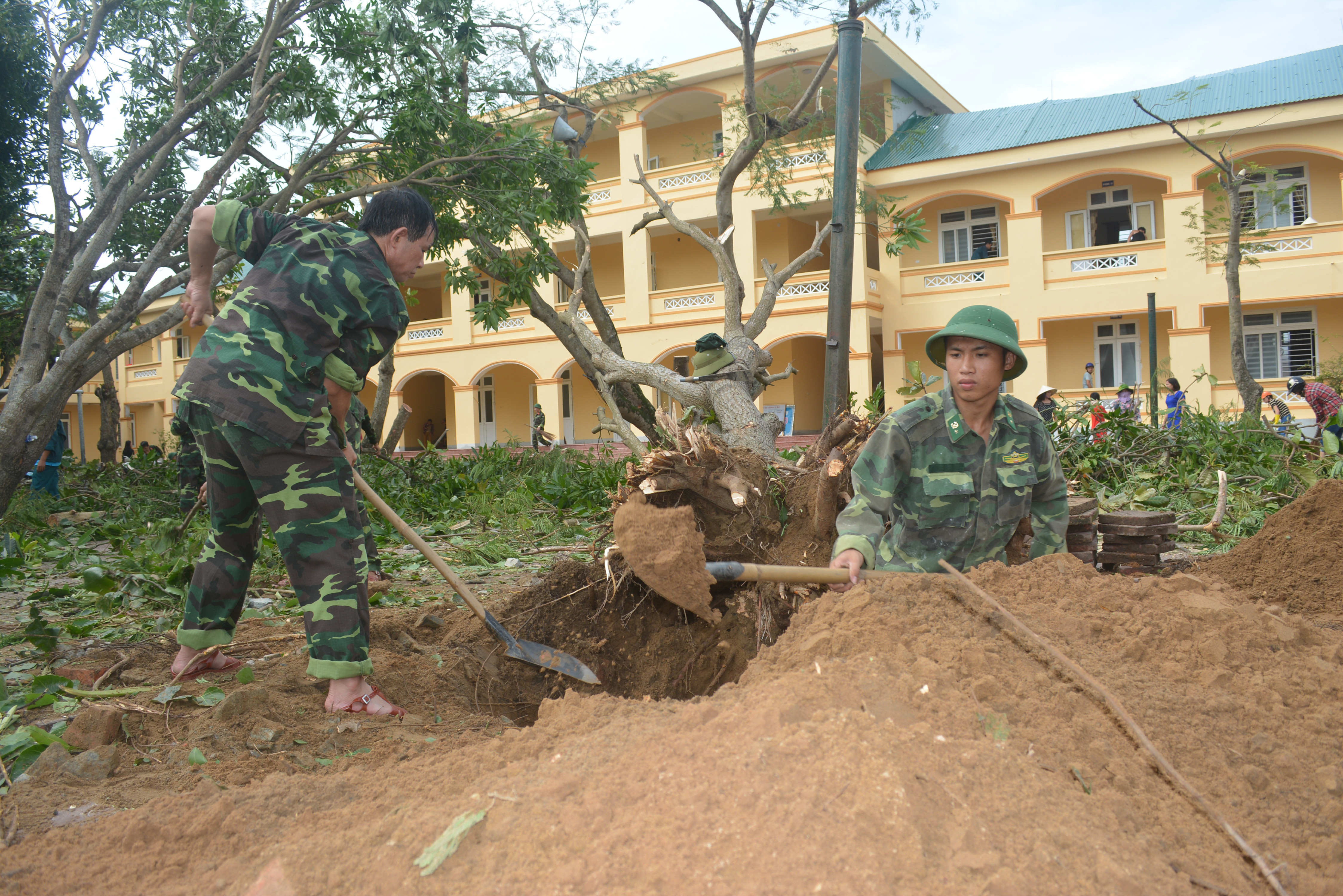 Lực lượng BĐBP giúp dân khắc phục hậu quả bão lụt. Ảnh: Hải Thượng