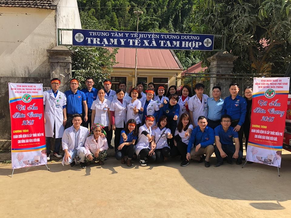 Các chiến sỹ áo trắng tình nguyện tại Tương Dương. Ảnh: Chu Thanh
