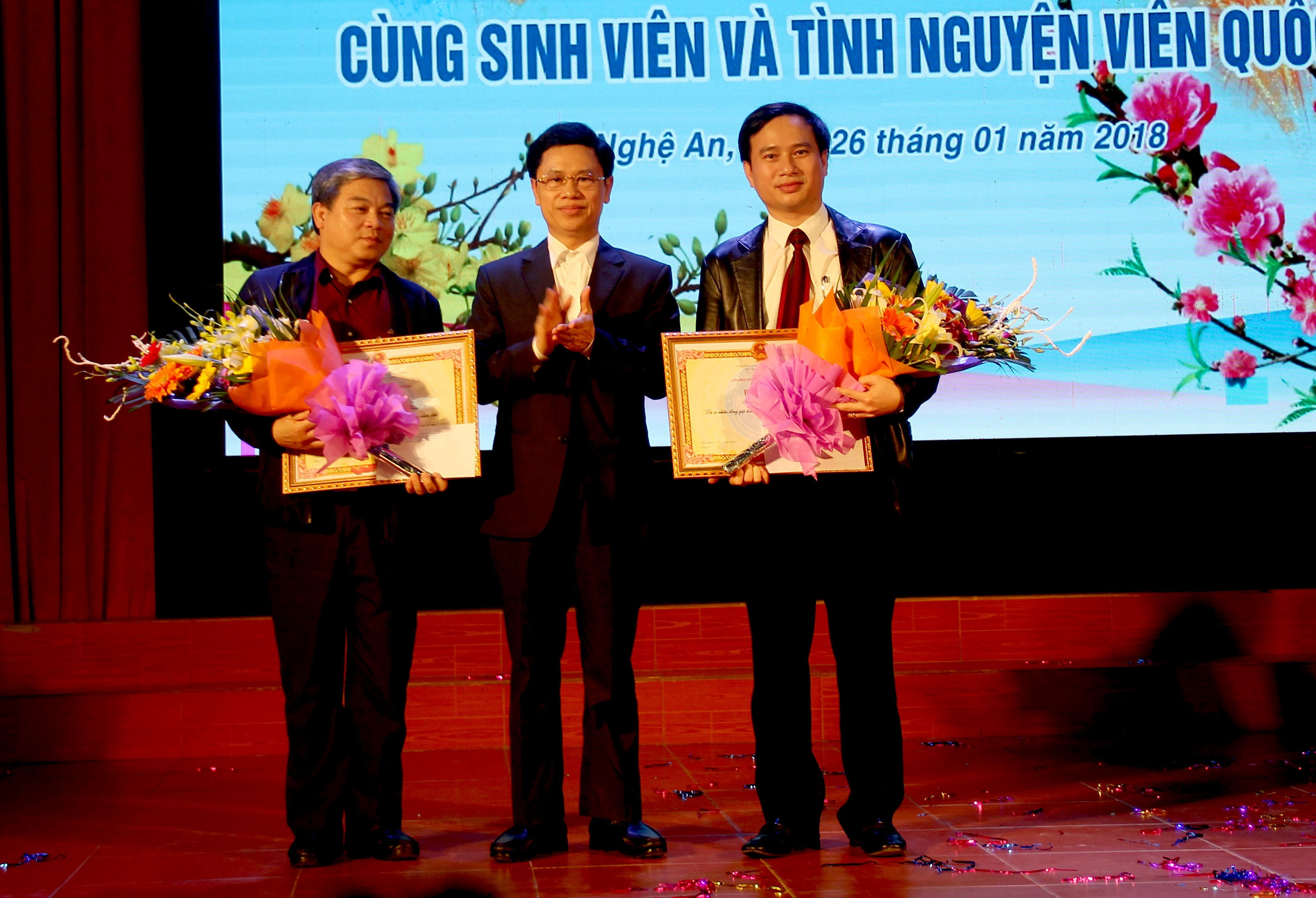 Đồng chí Nguyễn Xuân Sơn khen thưởng cho các tập thể có thành tích xuất sắc. Ảnh: Mỹ Hà