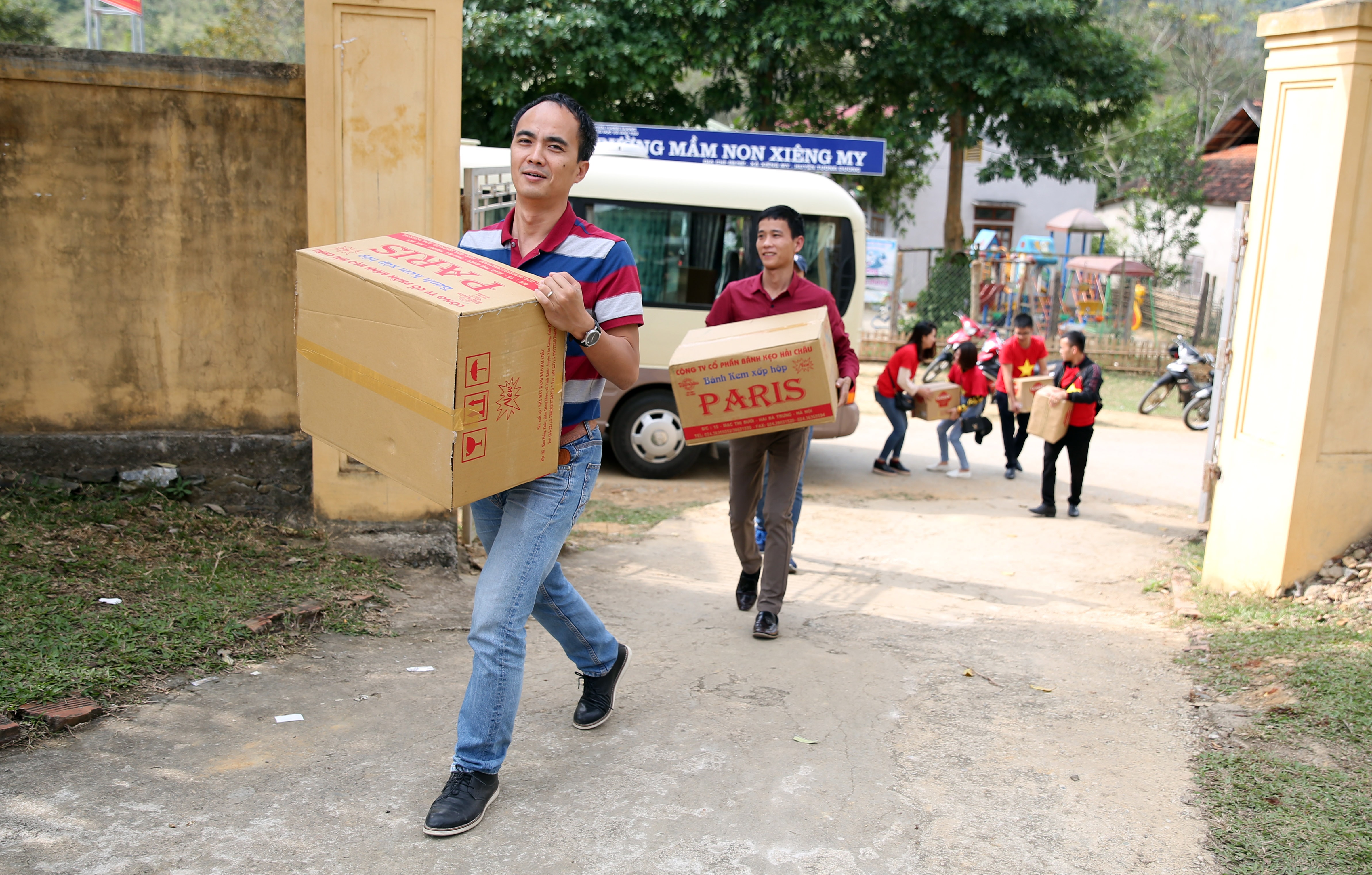 Hàng trăm suất quà được các đơn vị doanh nghiệp hỗ trợ, trao tặng các hộ nghèo xã Xiêng My. Ảnh: Hồ Phương
