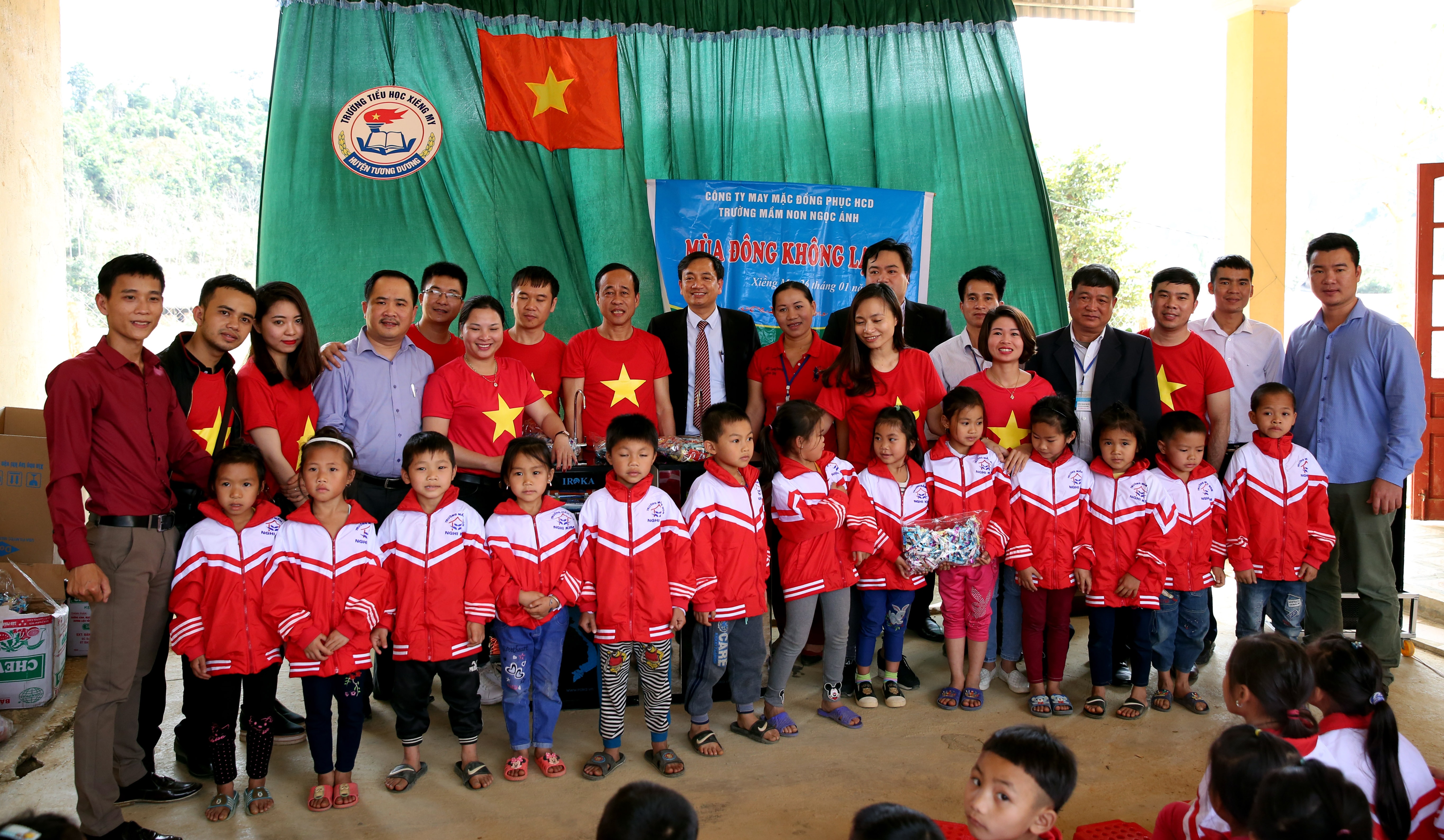 Tại chương trình, Công ty May mặc đồng phục HDC đã trao tặng 279 chiếc áo ấm và VEC Stars Group 2 máy lọc nước cho Trường Mầm non Xiêng My.