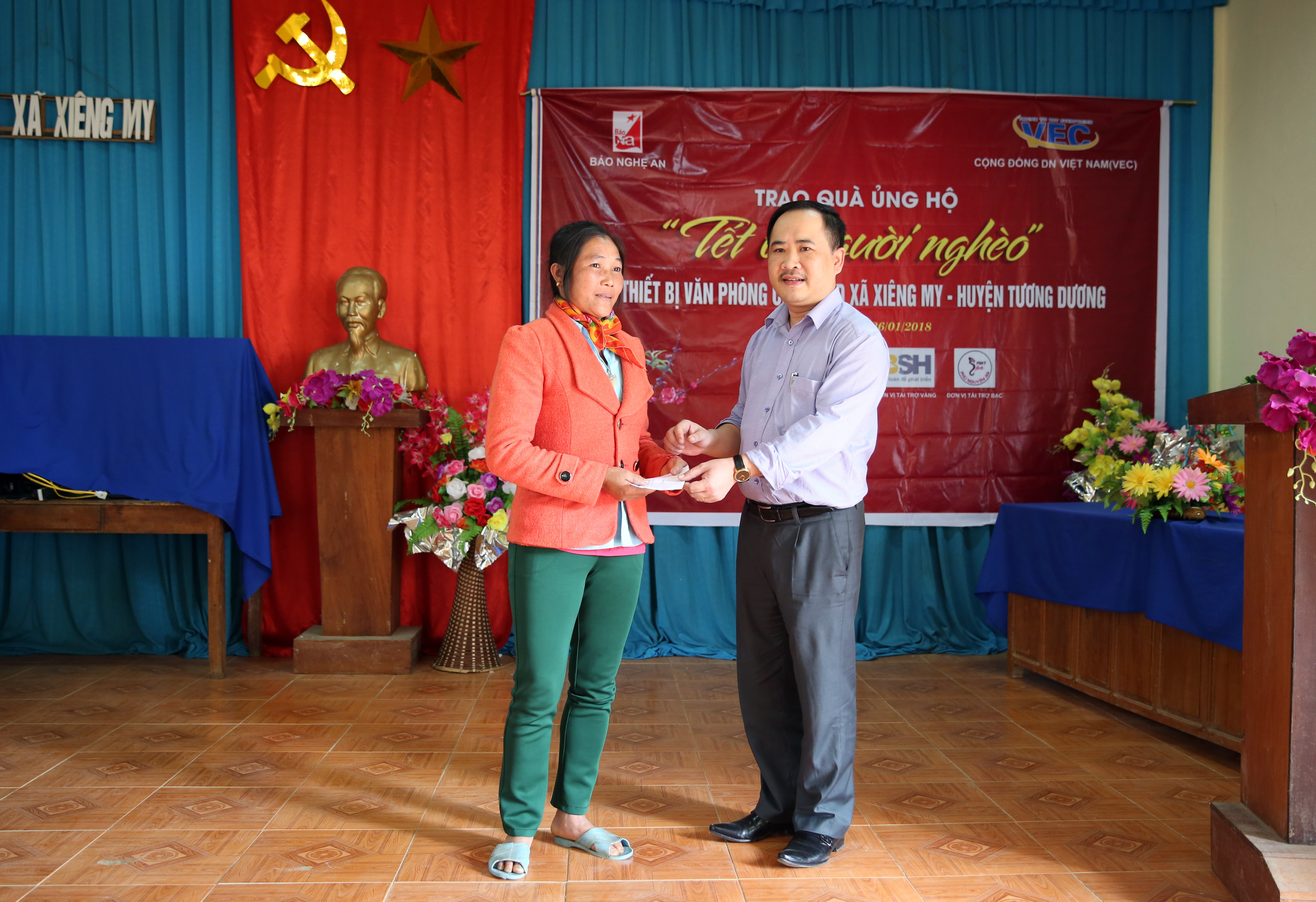 Ban nữ công, Công đoàn Báo Nghệ An trao tặng. Ảnh: Hồ Phương