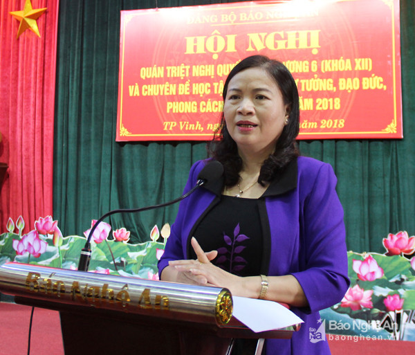 Đồng chí Lê Thị Kim Oanh - Ủy viên Ban Thường vụ, Trưởng ban Tuyên giáo Đảng ủy Các cơ quan tỉnh quán triệt chuyền đề năm 2018 về 