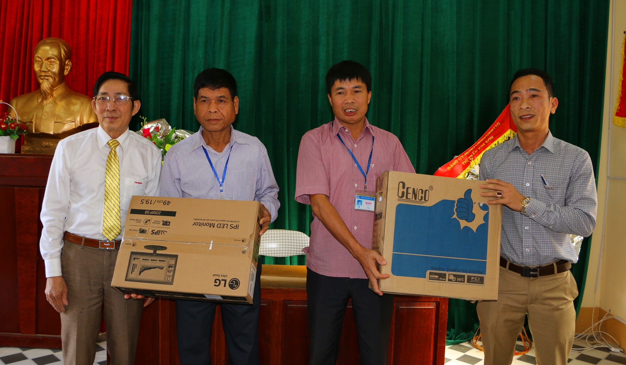Công ty CP Trung Đô trao 01 dàn máy vi tính hỗ trợ cho xã Mường Nọc. Ảnh: Nguyễn Hải