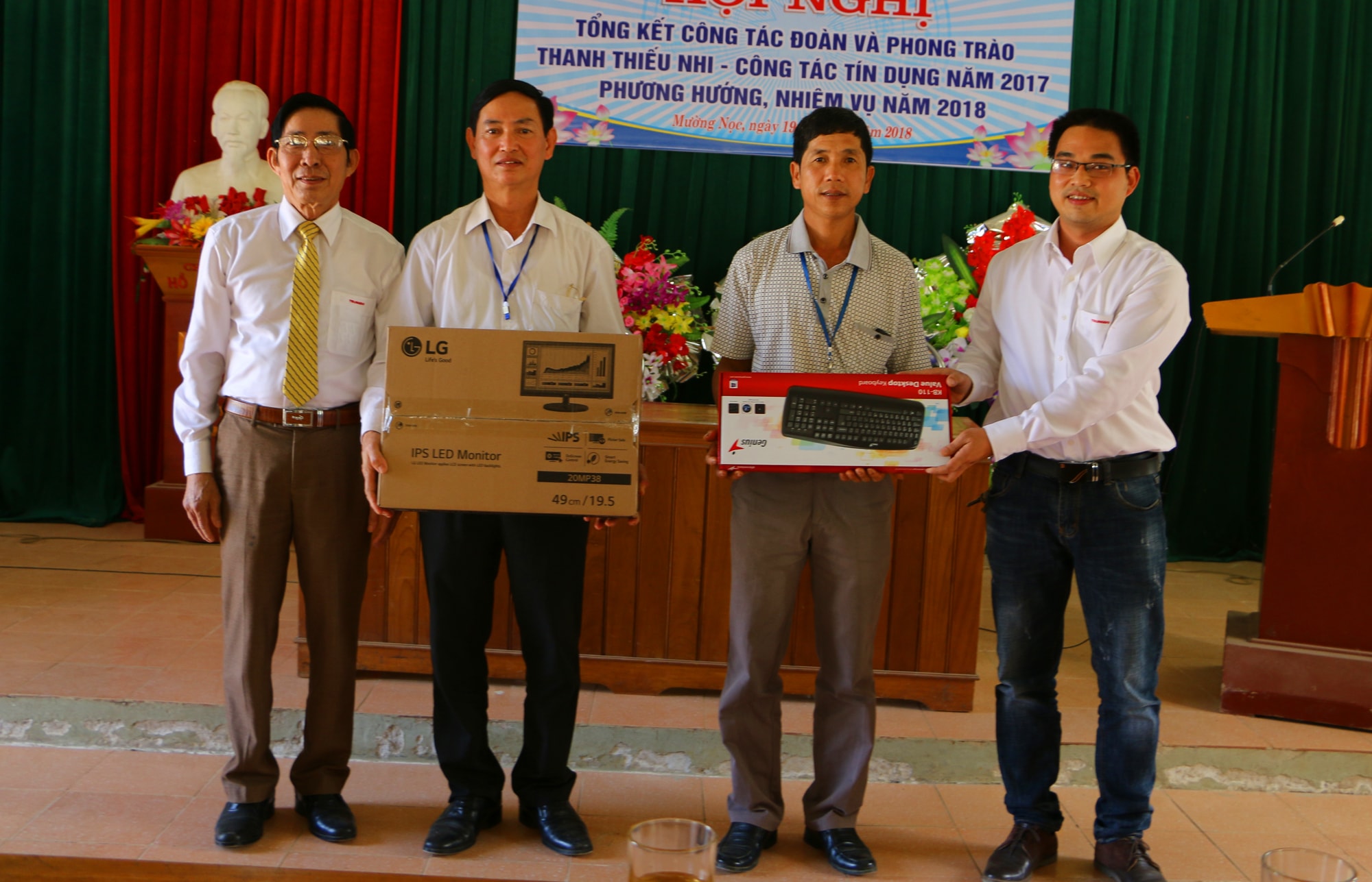 Công ty CP Trung Đô trao 01 dàn máy vi tính cho xã Mường Nọc. Ảnh: Nguyễn Hải