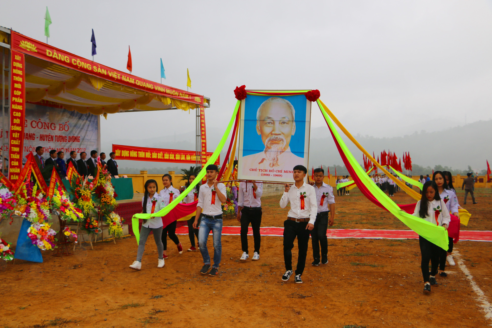 Nghi thức rước ảnh Bác Hồ và hồng kỳ tại lễ đón Bằng công nhận đạt chuẩn NTM xã Tam Quang. Ảnh: Nguyễn Hải