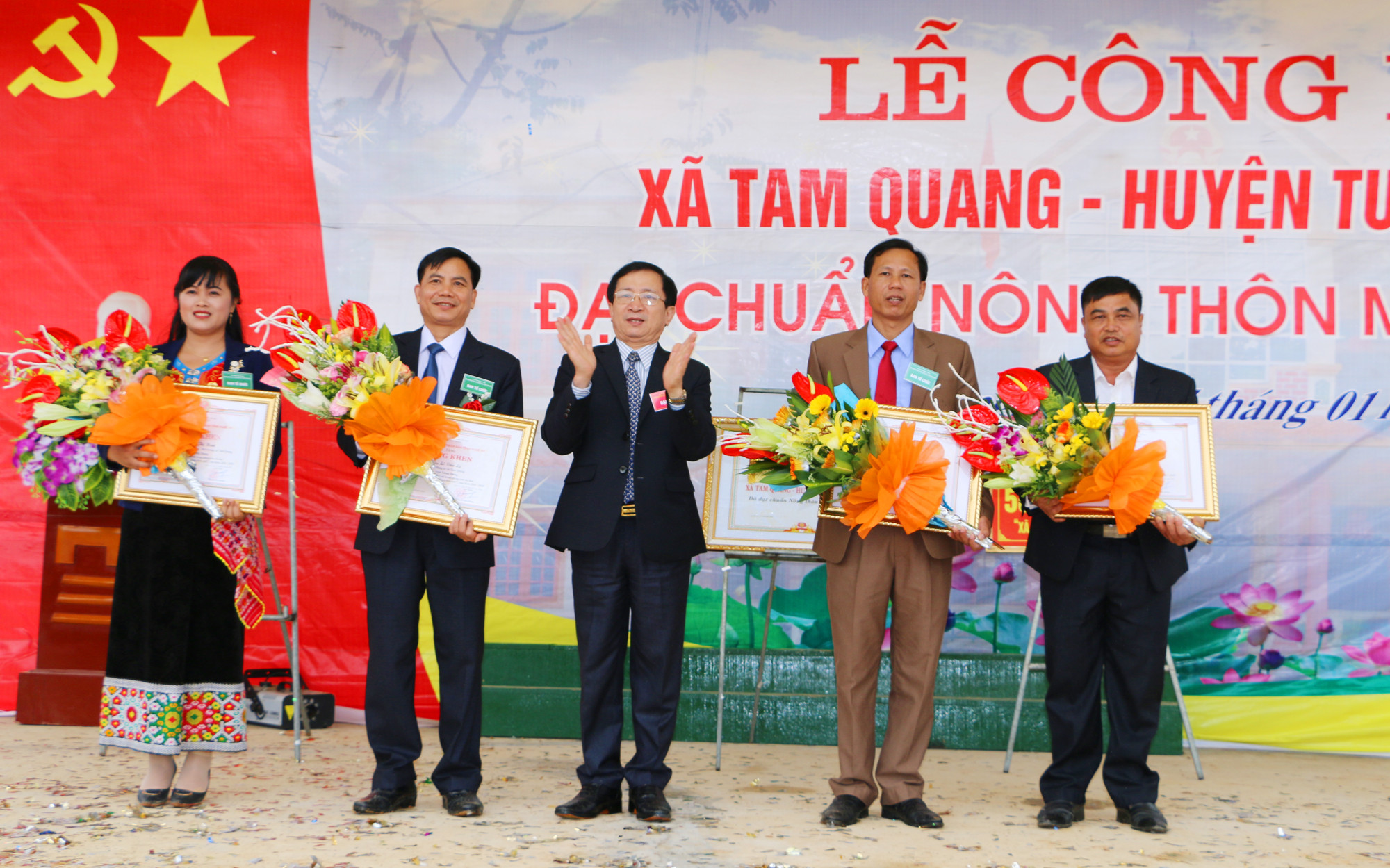 Trao Bằng khen của Chủ tịch UBND tỉnh cho các tập thể, cá nhân có thành tích xuất sắc trong phong trào chung tay xây dựng NTM xã Tam Quang. Ảnh: Nguyễn Hải
