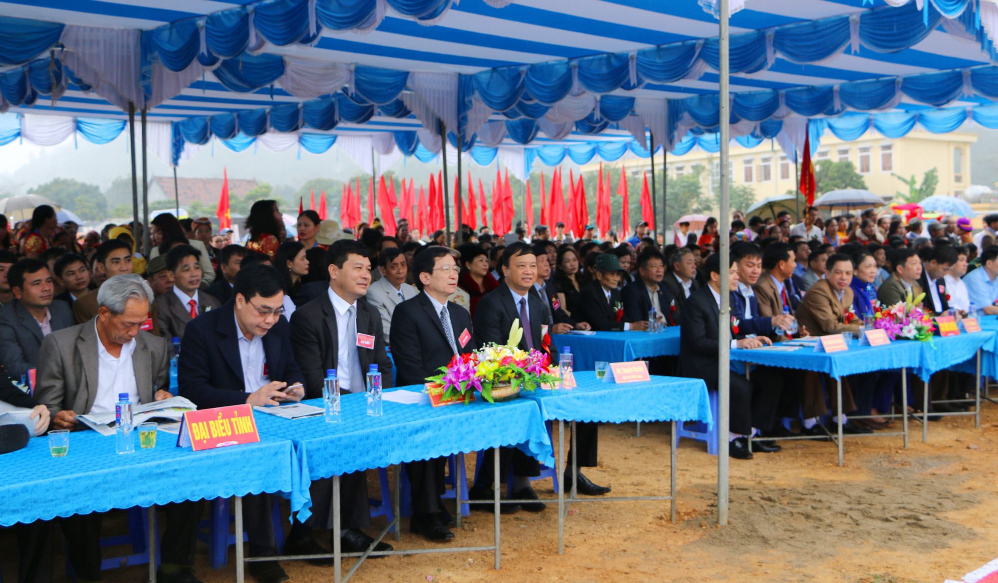 Các đại biểu đại diện cho các ban, ngành cấp tỉnh và huyện Tương Dương về dự, chung vui với bà con xã biên giới Tam Quang. Ảnh: Nguyễn Hải