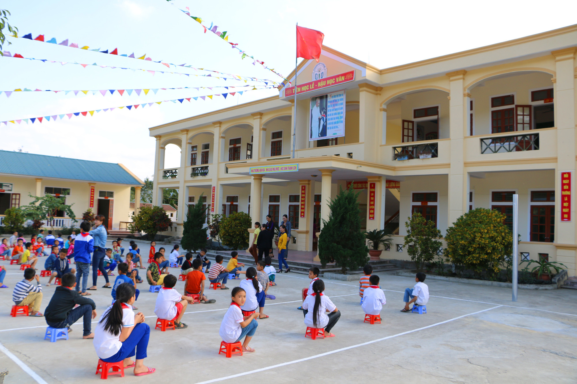 Giờ sinh hoạt ngoại khóa của cô và trò Trường Tiểu học Tam Quang 3. Ảnh: Nguyễn Hải