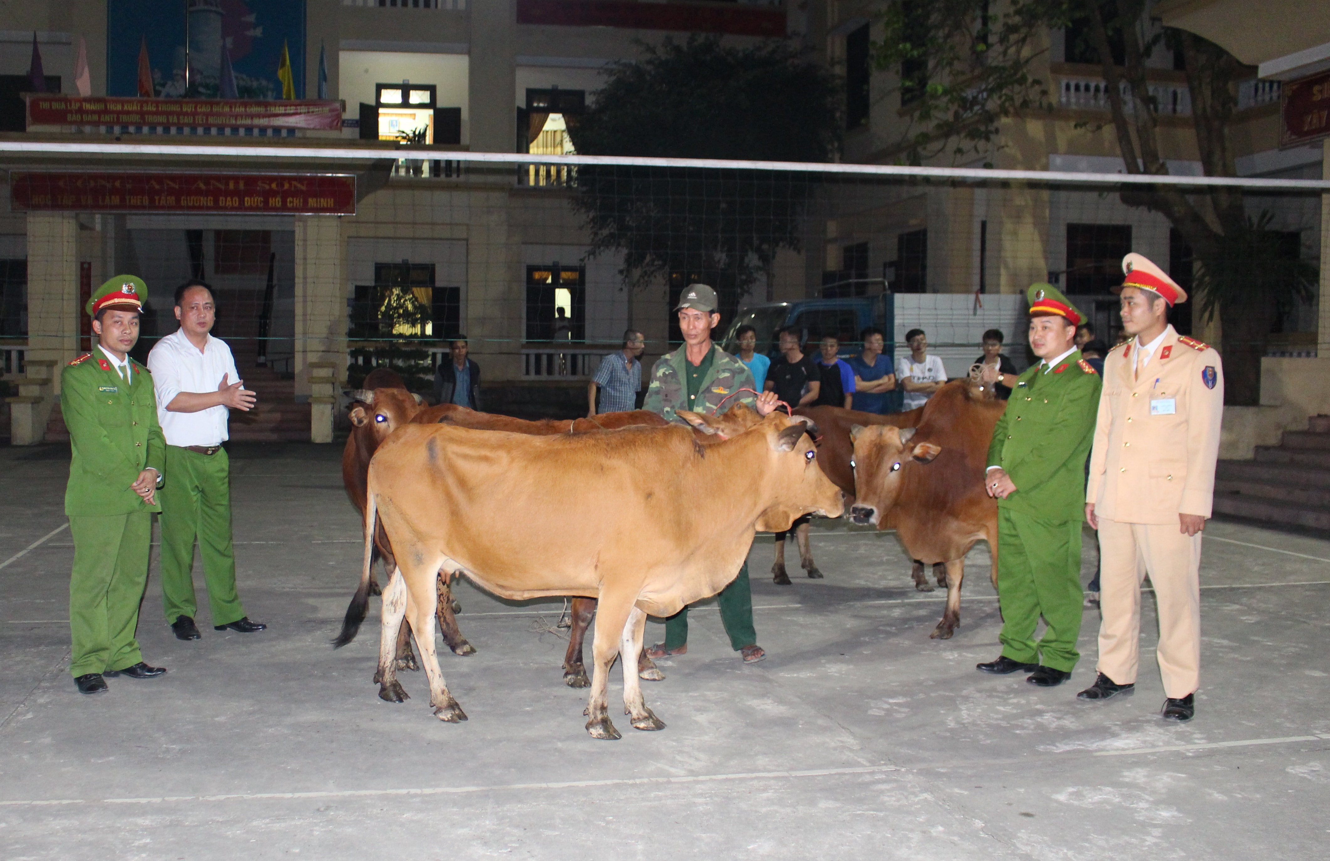 Công an huyện Anh Sơn trao trả lại tài sản cho gia đình ông Đặng Anh Tuấn. Ảnh: Thái Hiền