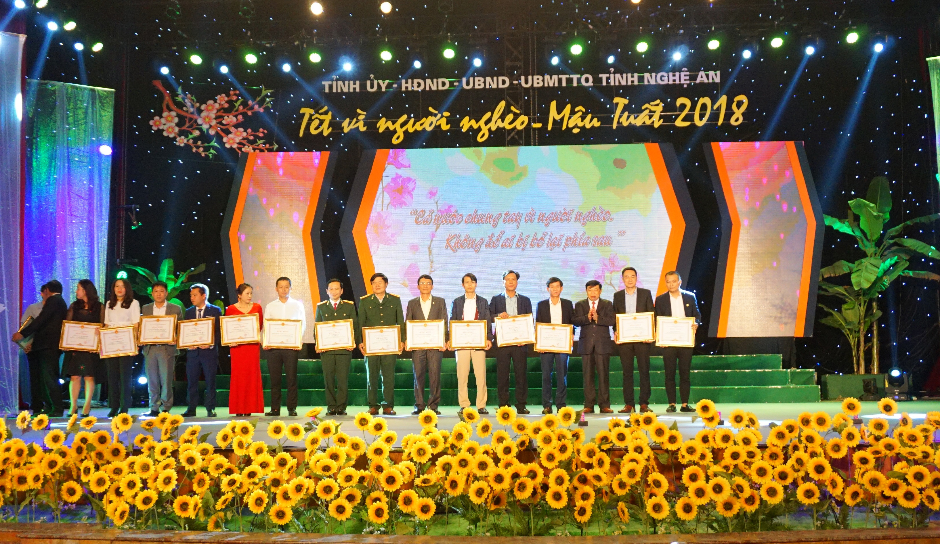 Đồng chí Nguyễn Xuân Đường trao bằng khen cho các tập thể, cá nhân có nhiều đóng góp trong chương trình 