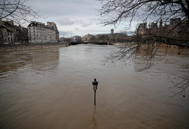 Một chiếc đèn đường được nhìn thấy trên các bờ sông ngập nước của sông Seine ở Paris sau nhiều ngày mưa hầu như không ngừng gây ra ngập lụt ở Pháp, ngày 24 tháng 1 năm 2018.