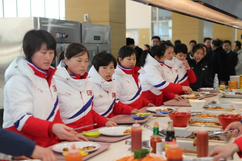 Các vận động viên khúc côn cầu của phụ nữ Bắc Triều Tiên đứng xếp hàng tại một phòng ăn ở Trung tâm Đào tạo Quốc gia Jincheon ở Jincheon, Nam Triều Tiên, ngày 25 tháng 1 năm 2018. Bộ Văn hóa, Thể thao và Du lịch
