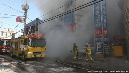 Cảnh sát Hàn Quốc nỗ lực dập tắt đám cháy tại bệnh viện Sejong. Ảnh: DW.