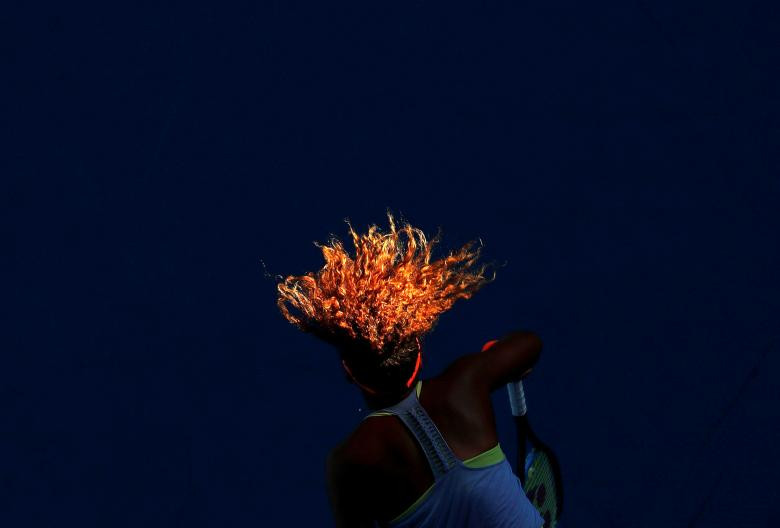 Naomi Osaka của Nhật Bản đã hành động chống lại Simona Halep của Rumani trong kỳ Australian Open, ngày 22 tháng 1 năm 2018. 