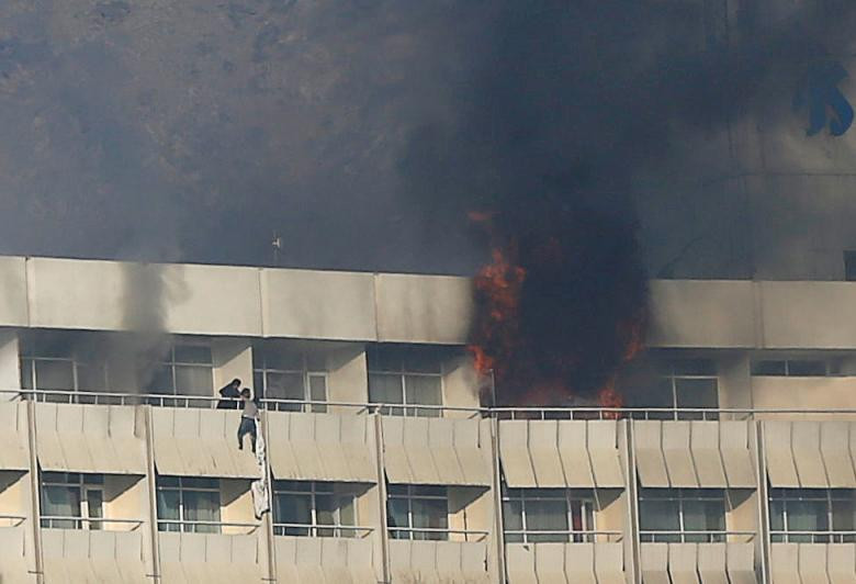 Một người đàn ông cố gắng thoát khỏi một ban công tại khách sạn Intercontinental trong một cuộc tấn công của các tay súng ở Kabul, Afghanistan, ngày 21 tháng 1 năm 2018. 
