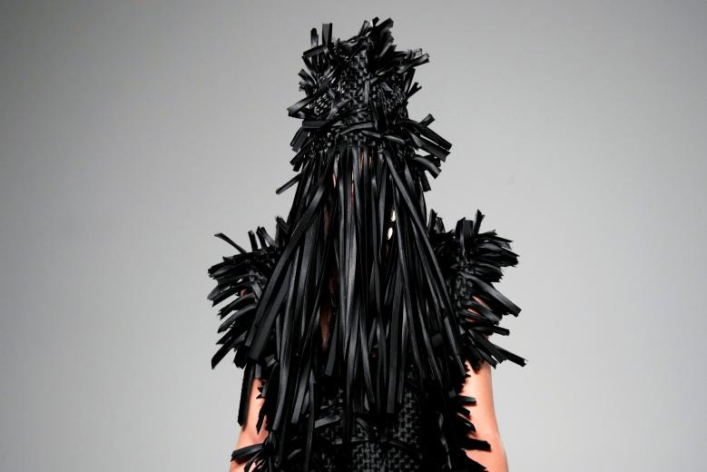 Một mô hình thể hiện sự sáng tạo của nhà thiết kế Christine Hyun Mi Nielsen trong chương trình thời trang Haute Couture vào mùa xuân năm 2018 tại Paris, ngày 25 tháng 1 năm 2018
