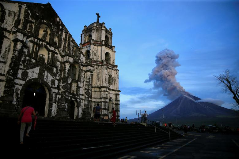 Núi lửa Mount Mayon phun trào lại, từ nhà thờ của Nhà thờ Our Lady of the Gate tại Daraga, tỉnh Albay, phía Nam Manila, Philippines, ngày 25 tháng 1 năm 2018. 
