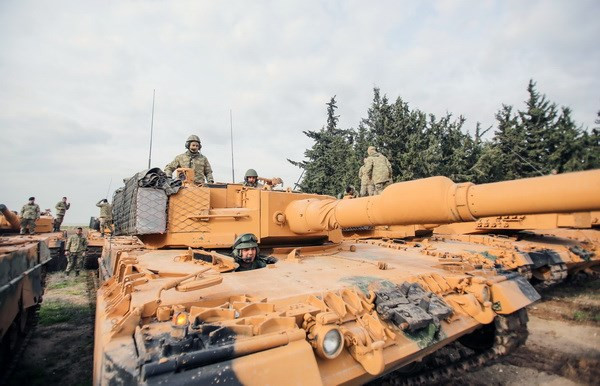 Binh sỹ và xe quân sự Thổ Nhĩ Kỳ chuẩn bị tiến vào khu vực Afrin, miền Bắc Syria1. Nguồn: THX/TTXVN