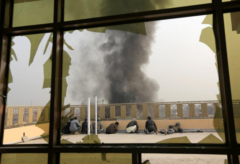 Các viên chức cảnh sát Afghanistan đứng ở vị trí trong vụ nổ súng ở Jalalabad, Afghanistan, ngày 24 tháng 1 năm 2018