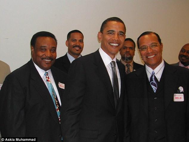Cựu Tổng thống Mỹ Barack Obama chụp với nhân vật chính trị gây tranh cãi Louis Farrakhan (ngoài cùng bên phải). Ảnh: Askia Muhammad